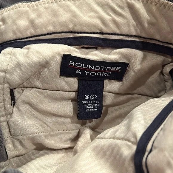 Roundtree & Yorke - 36 x 32 Gray Straight Leg Corduroys.
In good condition - Picture 6 of 7